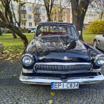 Zlot i parada zabytkowych samochodów w Święto Niepodległości w Radomsku