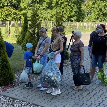 Oddali puszki, otrzymali sadzonki i zioła