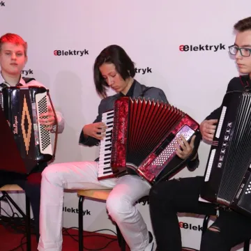 Elektryk - przy dźwiękach skrzypiec, janczarów i trąbek