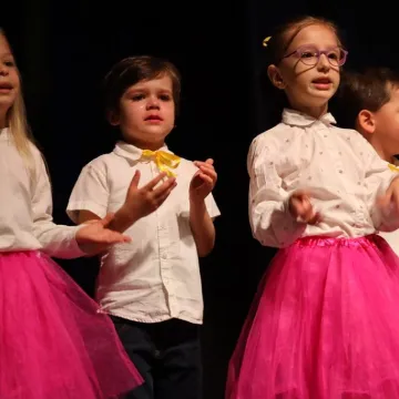 Dzieci z PP nr 9 w Radomsku wystąpiły w MDK dla mamy i taty