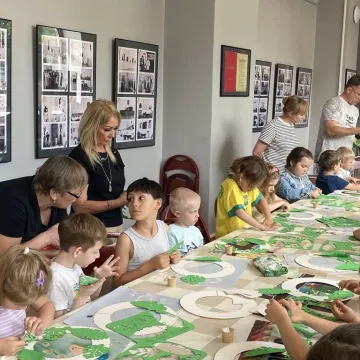 Emocje i wiosna na warsztatach kartonowych w Muzeum Regionalnym w Radomsku