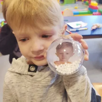 Dzieci z „zerówki” w PSP 8 robiły bożonarodzeniowe ozdoby