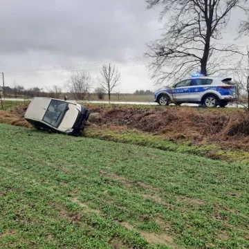 Pijany kierowca czterokołowca podróż zakończył w rowie