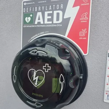 Gmina Kamieńsk z kolejnym AED. Defibrylator zamontowano w Gorzędowie