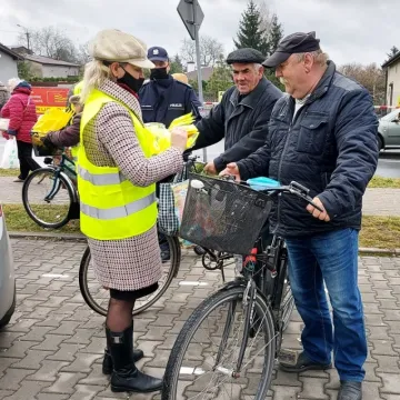 Bezpieczny powiat radomszczański. Kamizelki od policji i starostwa