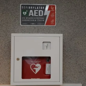Defibrylator zamontowany w budynku starostwa 