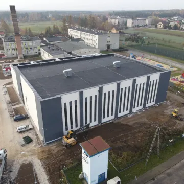 Jak postępują prace przy budowie hali sportowej w Kamieńsku?