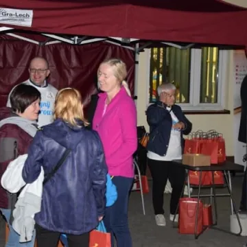 Nocne bieganie po placu targowym 