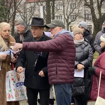 Chanuka w Radomsku. Było odpalenie świec, śpiew i pączki