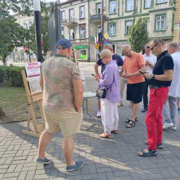 Drzewa zostają. Zbieranie podpisów pod petycją w sprawie powstrzymania wycinki na placu 3 Maja w Radomsku