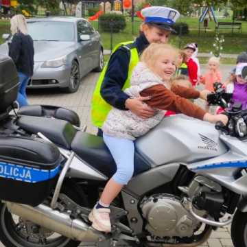 Policjanci z Radomska uczą przedszkolaków zasad bezpieczeństwa na drodze