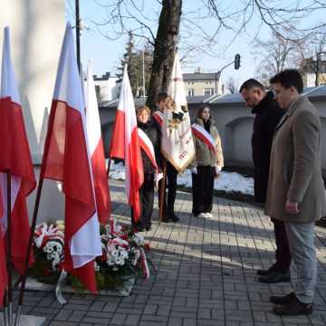 Pamięć o powstańcach styczniowych. Kwiaty złożone pod Krzyżem Powstańczym w Radomsku