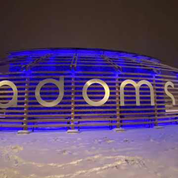 [WIDEO] Dobiegła końca budowa parku na terenie tzw. „glinianek” w Radomsku. Tak obiekt prezentuje się wieczorem, otulony białym puchem