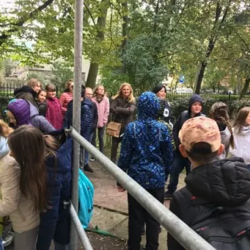 Malowanie muralu w bibliotece rozpoczęte