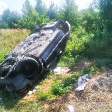 [AKTUALIZACJA] Opel na dachu. Takie znalezisko w lesie...