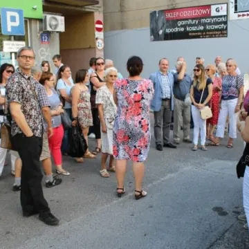 Spacer z rewitalizacją w tle