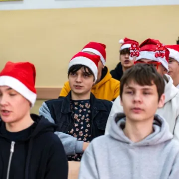 Elektryk w mikołajkowym nastroju