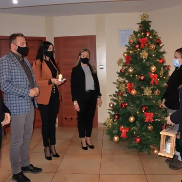 Betlejemskie Światło Pokoju dociera do urzędów i instytucji w Radomsku