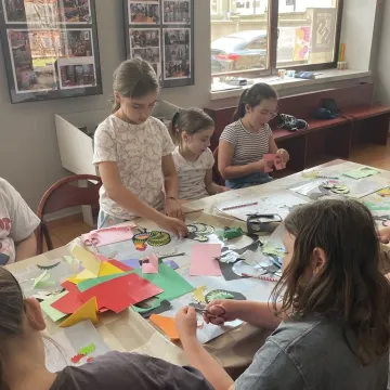 Ozdabiać każdy może. Dzieci tworzyły opoczyńskie koguciki