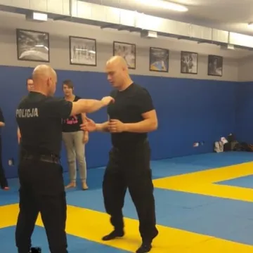 Policjanci uczyli samoobrony pracowników PCPR-u