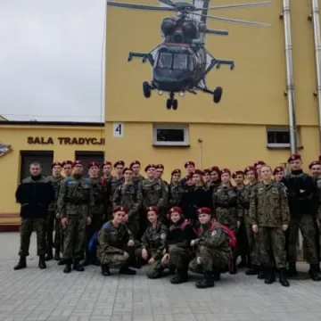 Uczniowie „Drzewniaka” z wizytą w jednostce wojskowej 