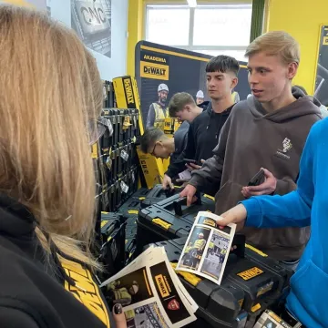 Akademia DeWalt w „Mechaniku”. Prestiżowy program tylko dla 10 szkół w kraju