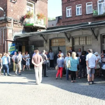 Spacer z rewitalizacją w tle