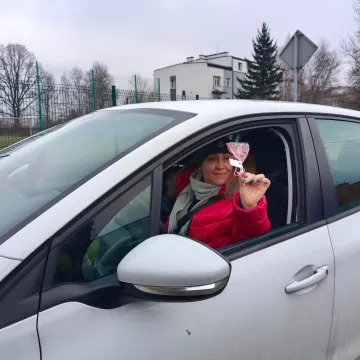 Policjanci wręczają walentynkowe lizaki. I kontrolują kierowców...