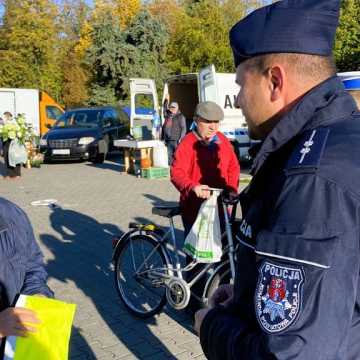 Dla poprawy bezpieczeństwa. Elementy odblaskowe od radomszczańskiej policji i Urzędu Miasta