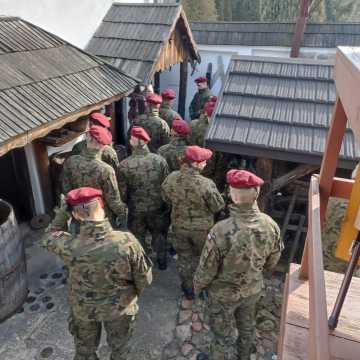 Wojskowi na historycznym spacerze po Przedborzu