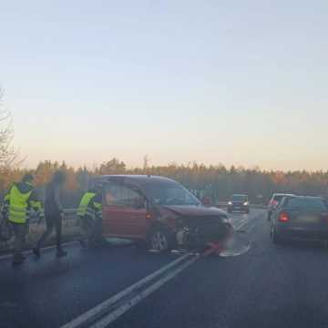 Ślisko na drogach. Na DK91 w Kamieńsku doszło do dwóch kolizji