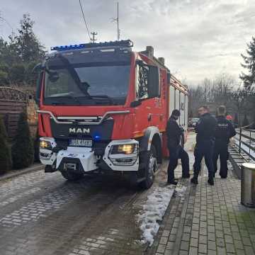 Ściana budynku zawaliła się na samochód przy ul. Przedborskiej w Radomsku