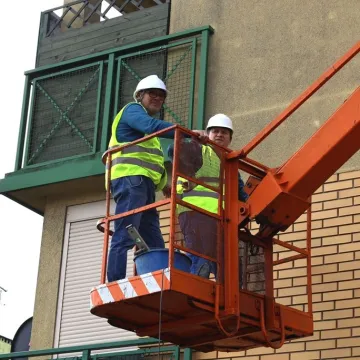 W Radomsku trwa montaż budek lęgowych dla jerzyków