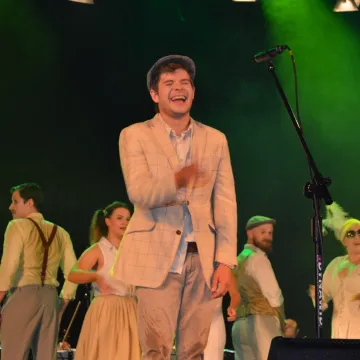 Teatr na leżakach, choć pod dachem