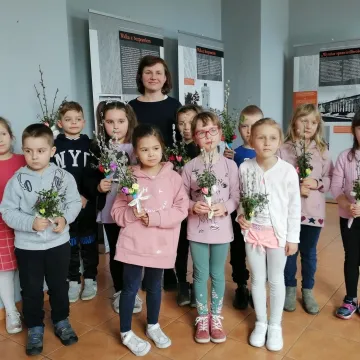 Dzieci tworzyły wielkanocne palmy