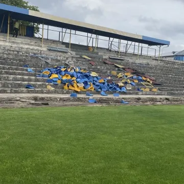 RKS Radomsko sprzedaje krzesełka z trybuny stadionu przy Brzeźnickiej 26