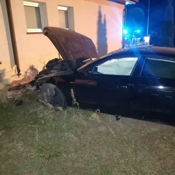Kierowca audi wbił się w świetlicę wiejską