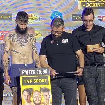 Ceremonia ważenia zawodników przed galą Korner Radomsko Boxing Night