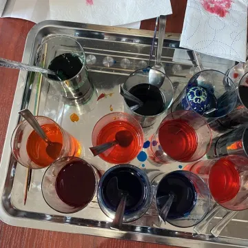 Powrót do korzeni. Uczestnicy warsztatów tworzyli pisanki batikowe w Muzeum Regionalnym w Radomsku