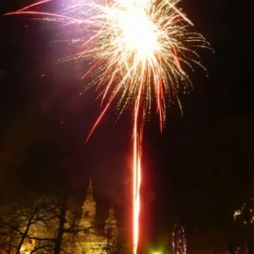 Noworoczne fajerweki na placu 3 Maja