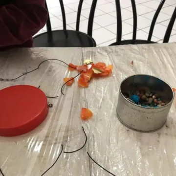 Warsztaty tworzenia biżuterii w MDK