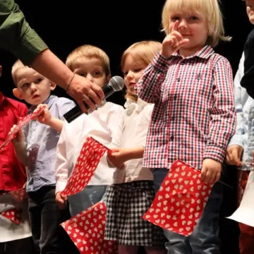 Dzieci z PP nr 9 w Radomsku wystąpiły w MDK dla mamy i taty