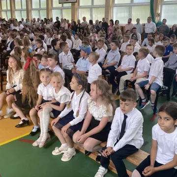 Zasłużone wakacje. Uczniowie „Jedynki” uroczyście zakończyli rok szkolny