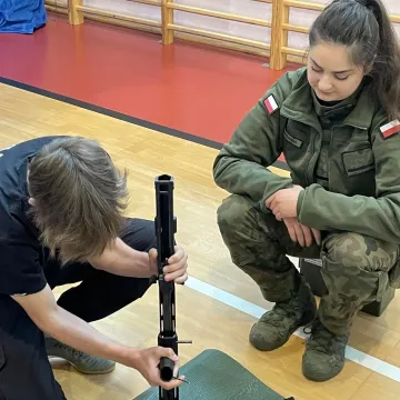 Uczniowie klas mundurowych z Radomska uczestniczyli w manewrach WOT