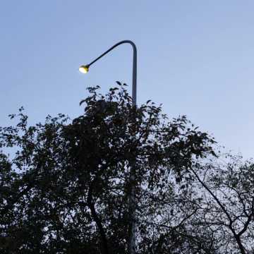 Nowe uliczne latarnie LED w Radomsku zaczynają świecić