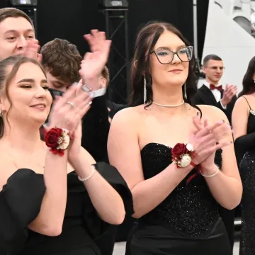 Polonez i odliczanie do matury. Studniówka ZSE w Radomsku