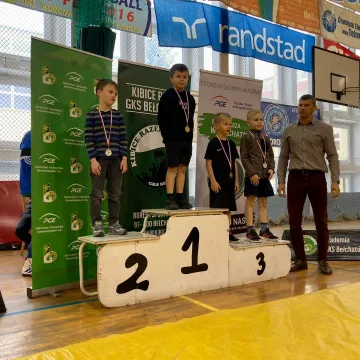 Młodzi zapaśnicy UKS „Zapaśnik” Radomsko na matach w Bełchatowie