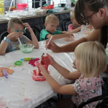 „Sensoryczne masy plastyczne”, warsztaty dla dzieci w MDK