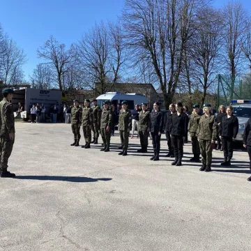 Foto budka, pokazy, poznawanie szkoły. Dzień  Otwarty w ZSP w Kamieńsku