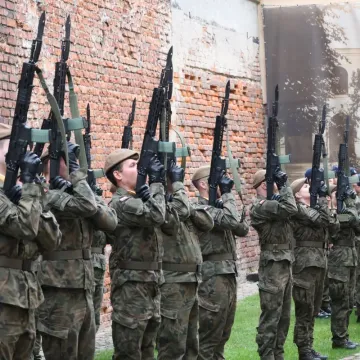 W Radomsku oddano hołd bohaterom. Był apel i salwa honorowa